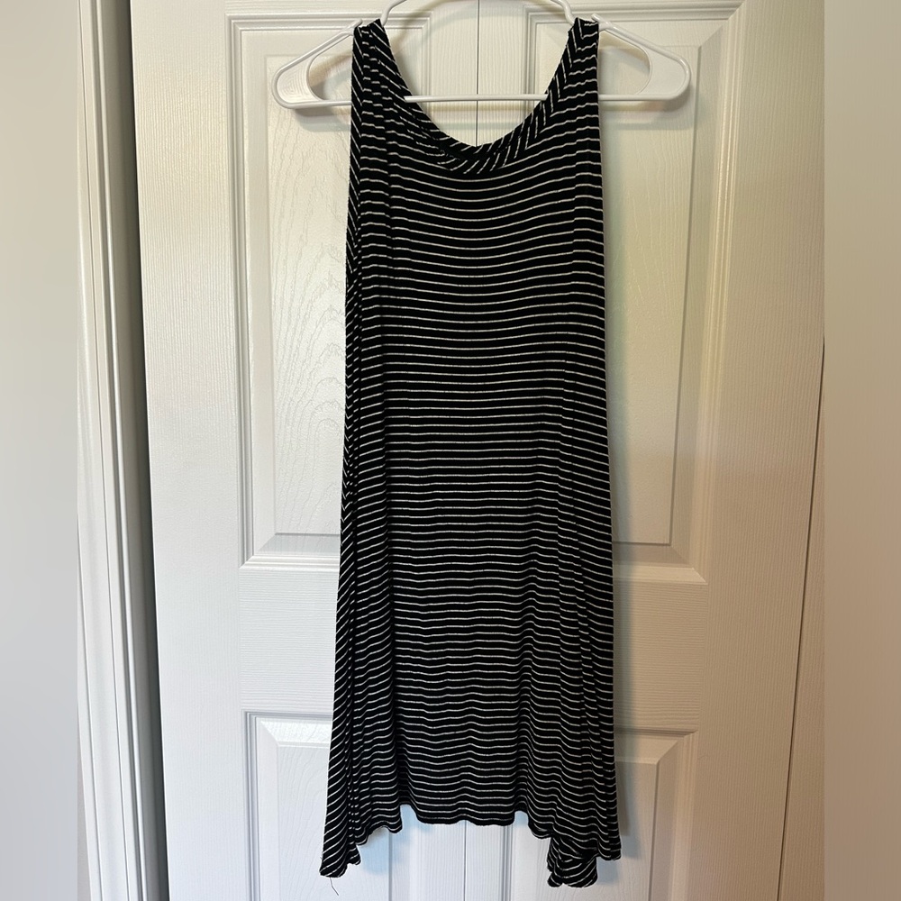Discreet Large black and white striped midi dress